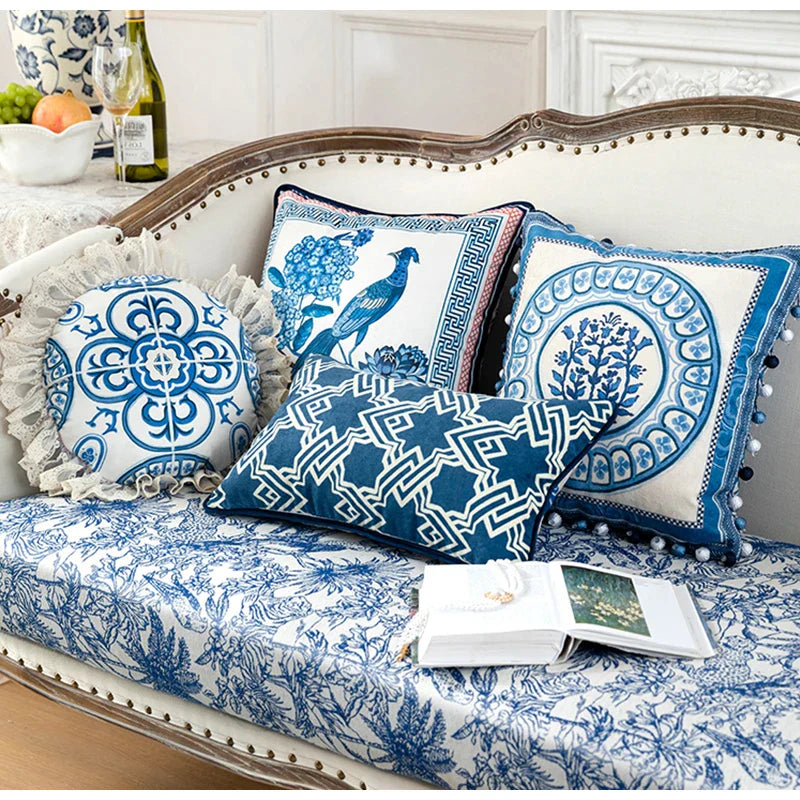 Funda para cojín de lanzamiento Hydrangea Peacock Toile™ Decorbites, azul Delft vintage