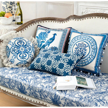 Funda para cojín de lanzamiento Hydrangea Peacock Toile™ Decorbites, azul Delft vintage
