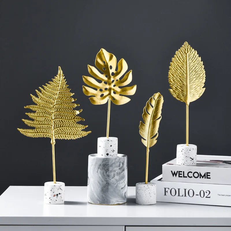 Decorbites™ Goldblatt-Dekorationen auf Marmorsockel – Kreative Metallhandwerkskunst für die Raumdekoration