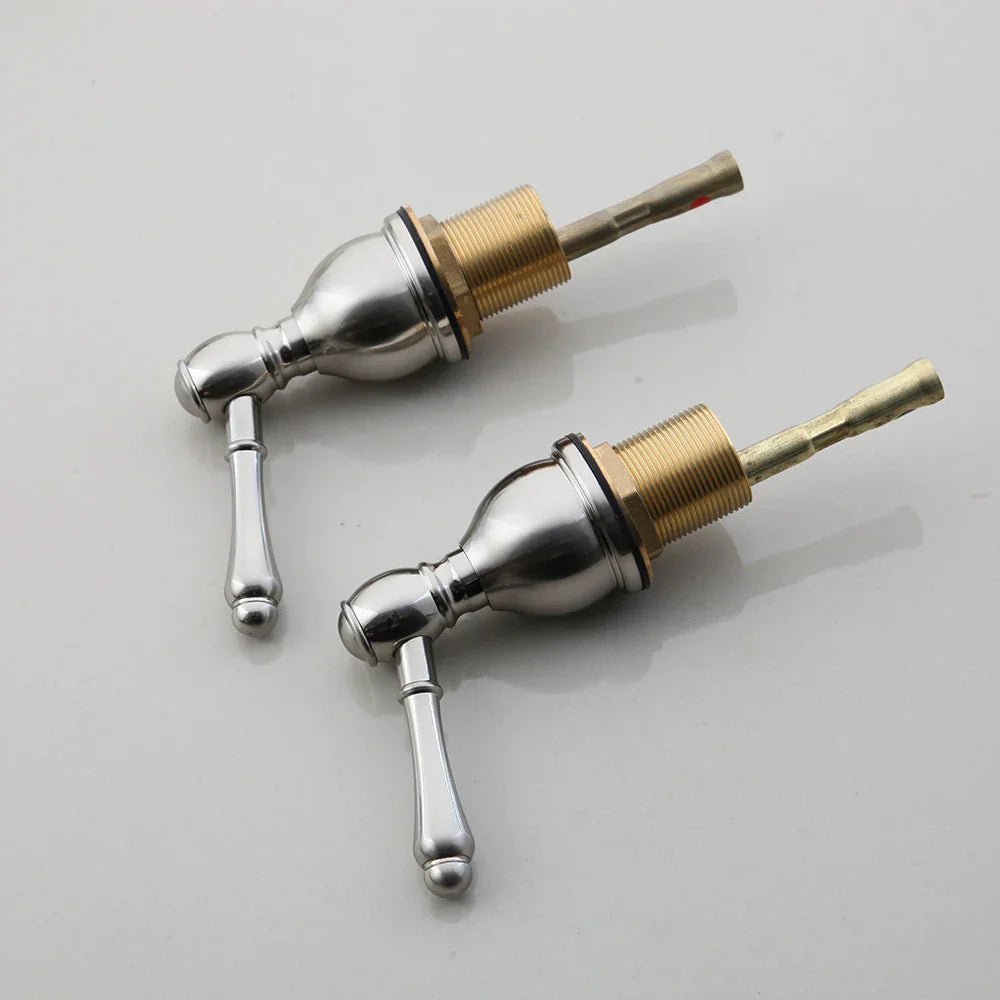 Grifo mezclador giratorio para lavabo de baño DecorBites™ con doble manija, acabado níquel cepillado.