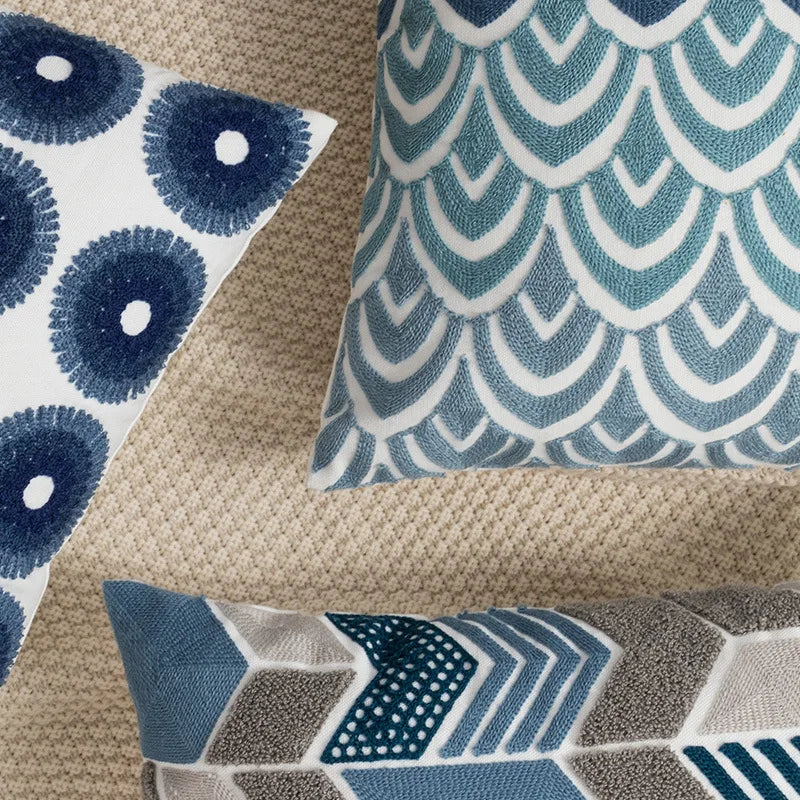 غطاء وسادة DecorBites™ مطرز بنقوش هندسية زهرية زرقاء مقاس 45×45 سم لمنزل مريح