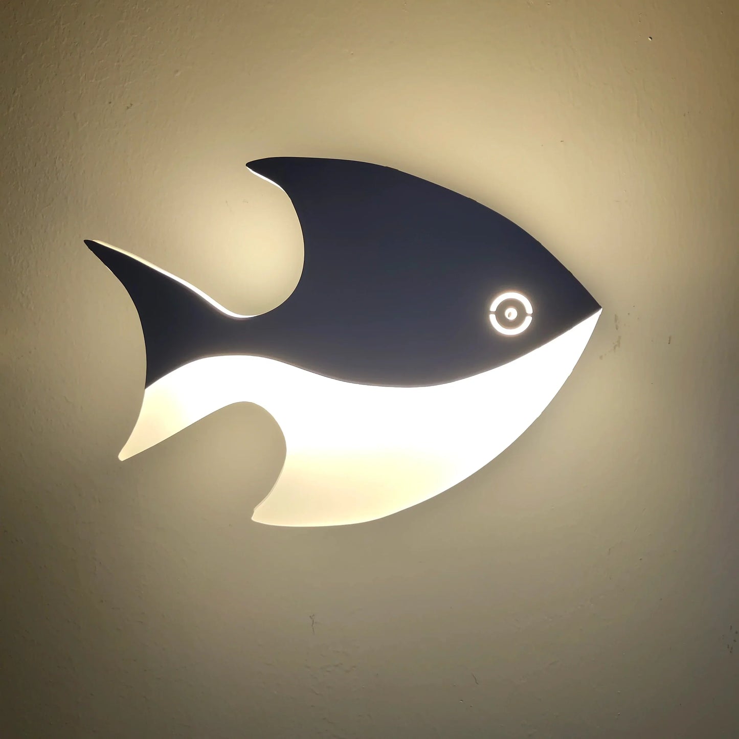 Lámpara de pared LED DecorBites™ con forma de pez. Decoración moderna y creativa en acrílico para espacios interiores.