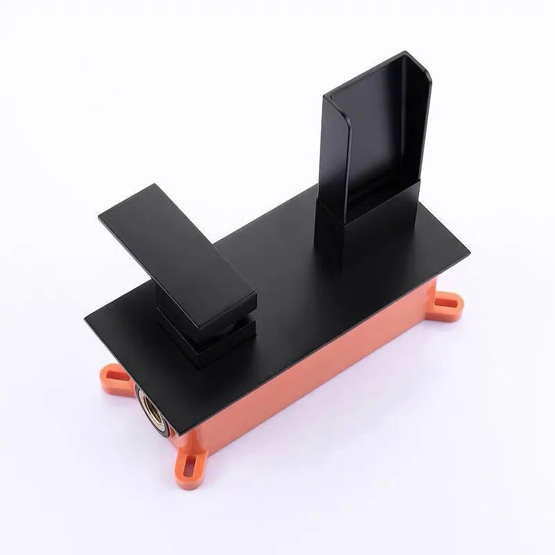 مجموعة خلاط حوض شلال من ديكوربايتس™ بلانور باللون الأسود والكروم