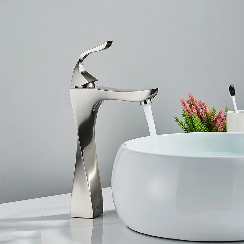 Grifo monomando para lavabo DecorBites™ de bronce negro.