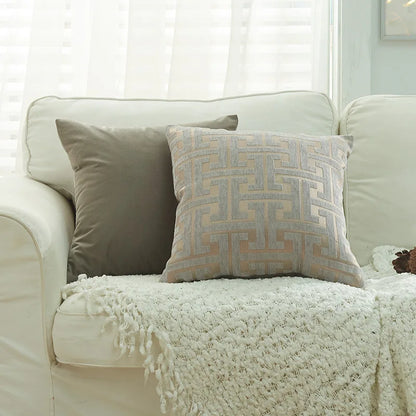 Funda de almohada lumbar DecorBites™ de chenilla geométrica - Funda decorativa moderna en jacquard rojo y dorado