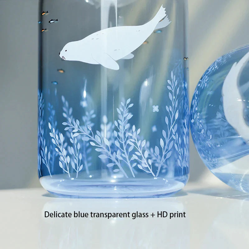 زجاجة مياه زجاجية زرقاء من ديكوربايتس™ سعة 600 مل بتصميم ختم دب قطبي لطيف