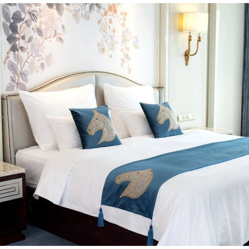 غطاء وسادة مربع من DecorBites™ ذهبي مرصع بأحجار الراين مع شرابات غطاء زخرفي فاخر