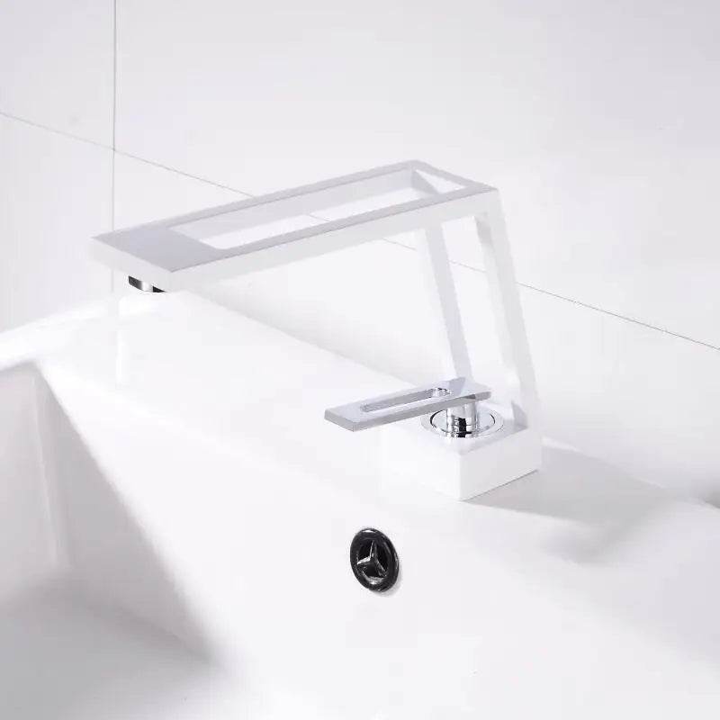 Grifo mezclador para lavabo DecorBites™ de latón negro con monomando para montaje en cubierta