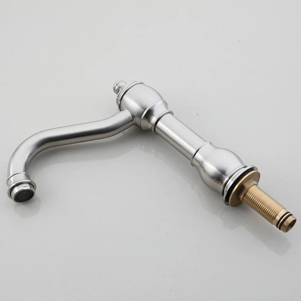 Grifo mezclador giratorio para lavabo de baño DecorBites™ con doble manija, acabado níquel cepillado.