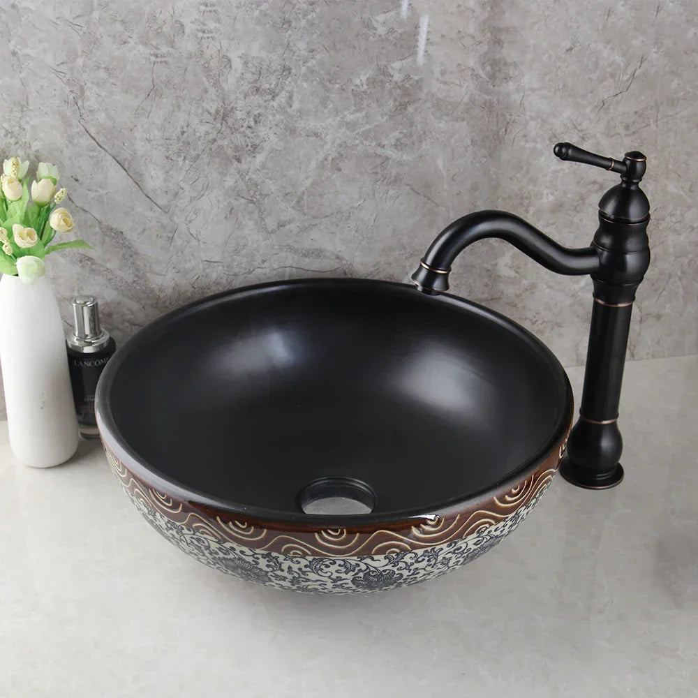 Lavabo DecorBites™ de cerámica negra con diseño de cascada pintado a mano y grifo de latón