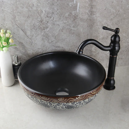 Lavabo DecorBites™ de cerámica negra con diseño de cascada pintado a mano y grifo de latón