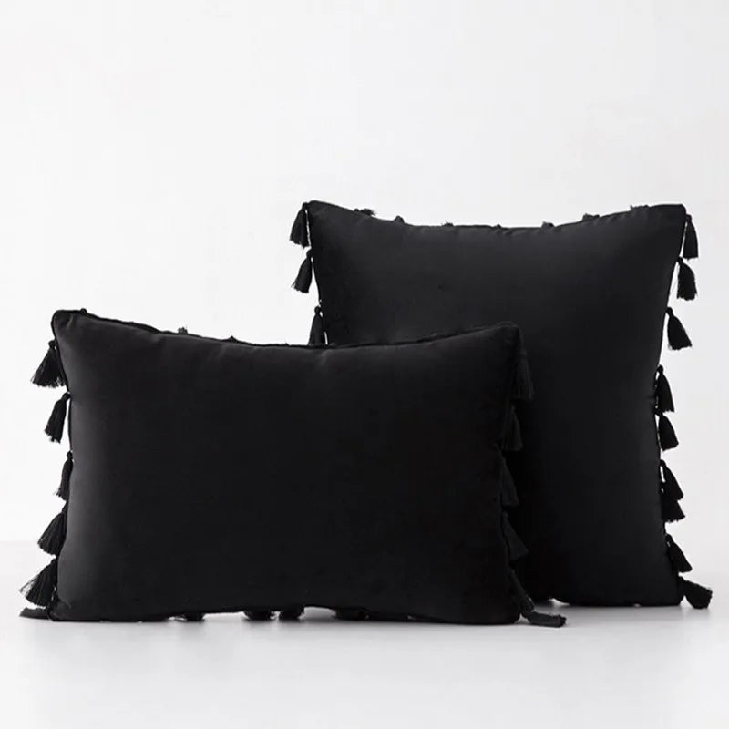 Funda de cojín DecorBites™ de terciopelo negro con flecos y borlas para cama, sofá o sillón