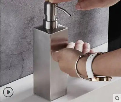 موزع صابون حائطي من ديكوربايتس™ مصنوع من الفولاذ المقاوم للصدأ باللون الأسود