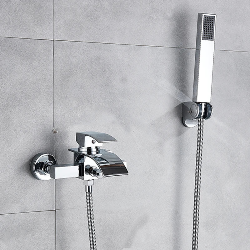 Grifo de ducha y bañera DecorBites™ de montaje en pared, color negro, con caño tipo cascada