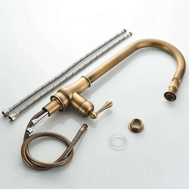 صنبور مطبخ من النحاس العتيق من DecorBites™ مع رأس رشاش متدفق