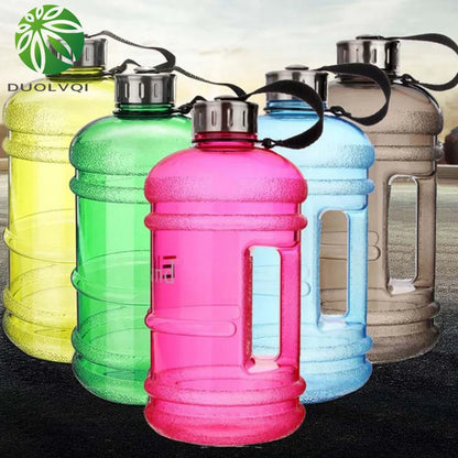 Botella de agua deportiva DecorBites™ de 2,2 L para fitness, gimnasio y actividades al aire libre como correr.