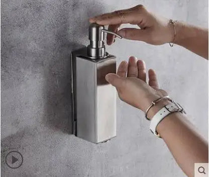 موزع صابون حائطي من ديكوربايتس™ مصنوع من الفولاذ المقاوم للصدأ باللون الأسود