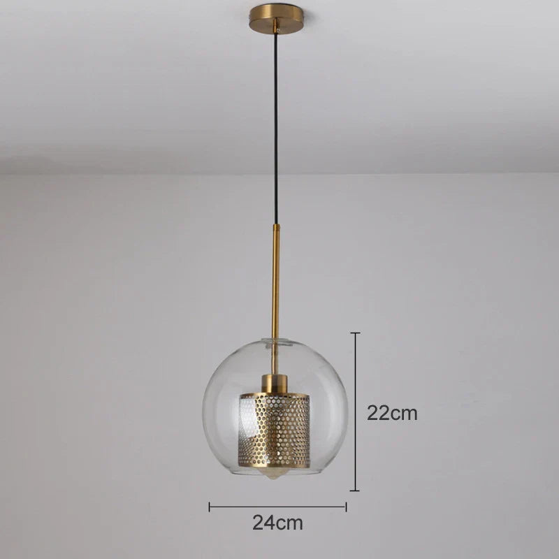 Lámpara colgante DecorBites™ con bola de cristal y malla dorada, estilo industrial para cocina.