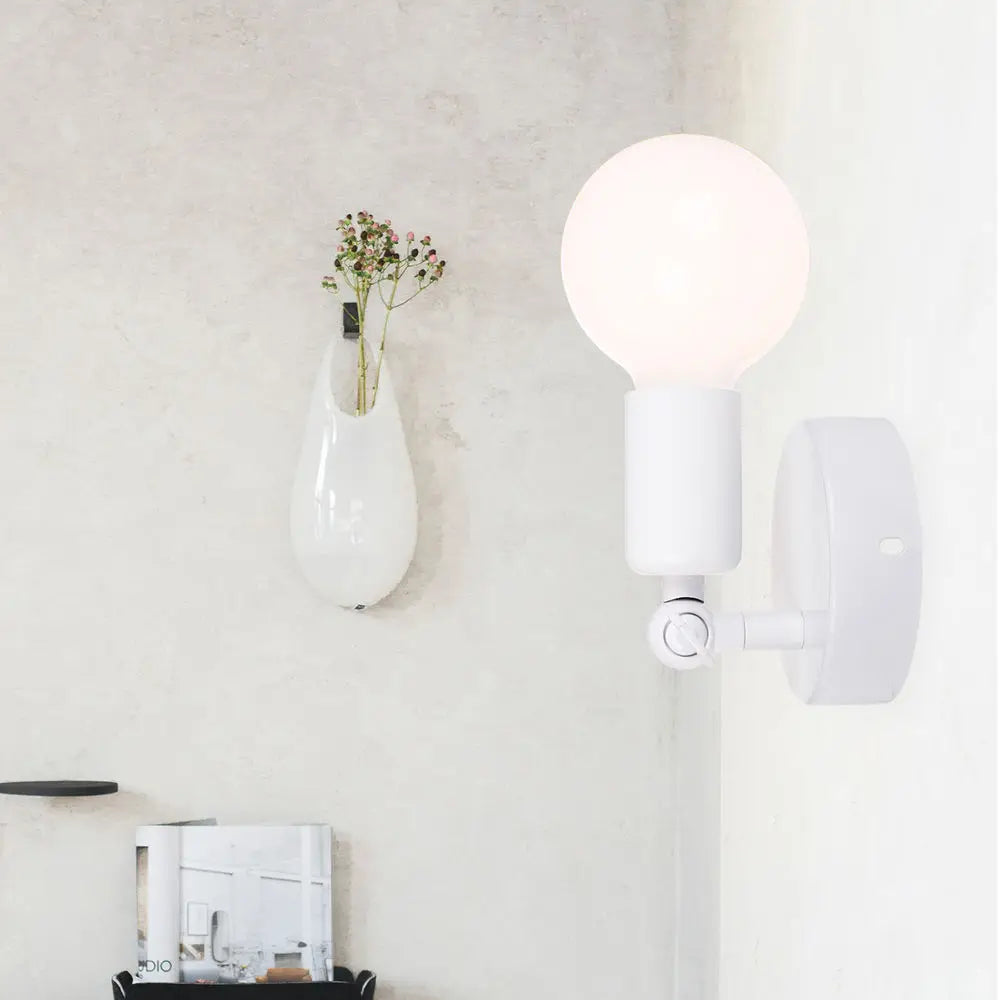 حامل مصباح حائطي بجانب السرير بزاوية قابلة للتعديل من DecorBites™ للثريات الداخلية الحديثة