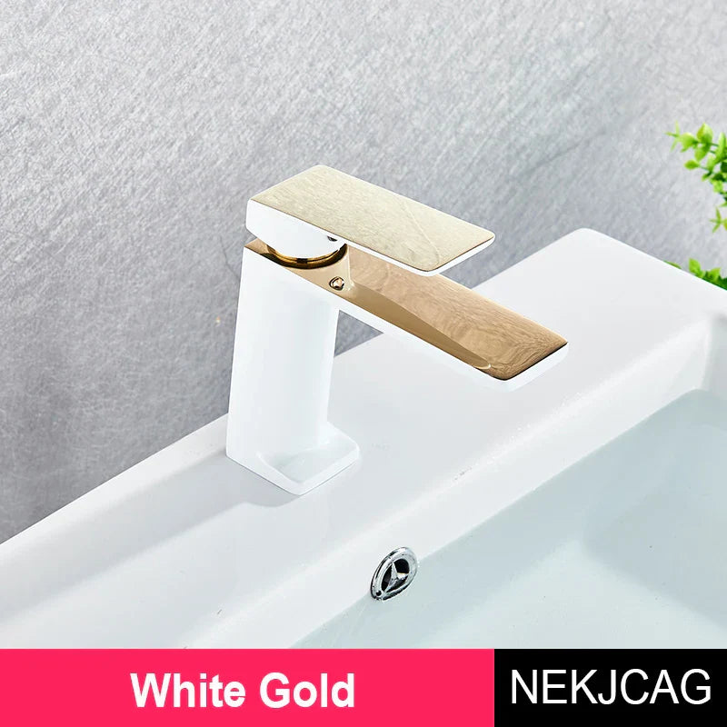 صنبور حوض الحمام الأسود الذهبي من DecorBites™: صنبور حوض حمام أنيق مثبت على السطح بمقبض ذهبي