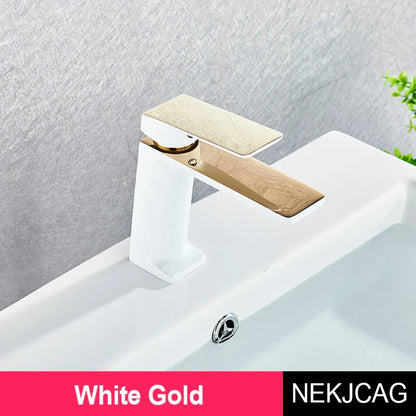 صنبور حوض الحمام الأسود الذهبي من DecorBites™: صنبور حوض حمام أنيق مثبت على السطح بمقبض ذهبي