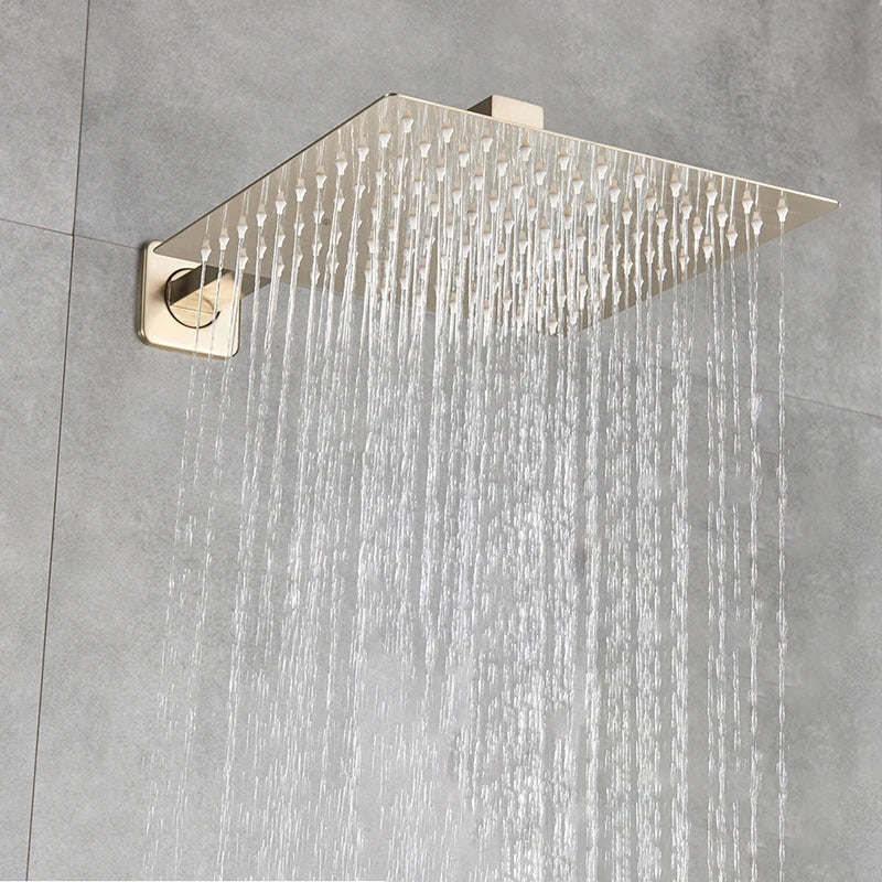 Grifo de ducha tipo lluvia ultrafino DecorBites™ en oro cepillado con montaje en pared y cabezal de 8" a 16".