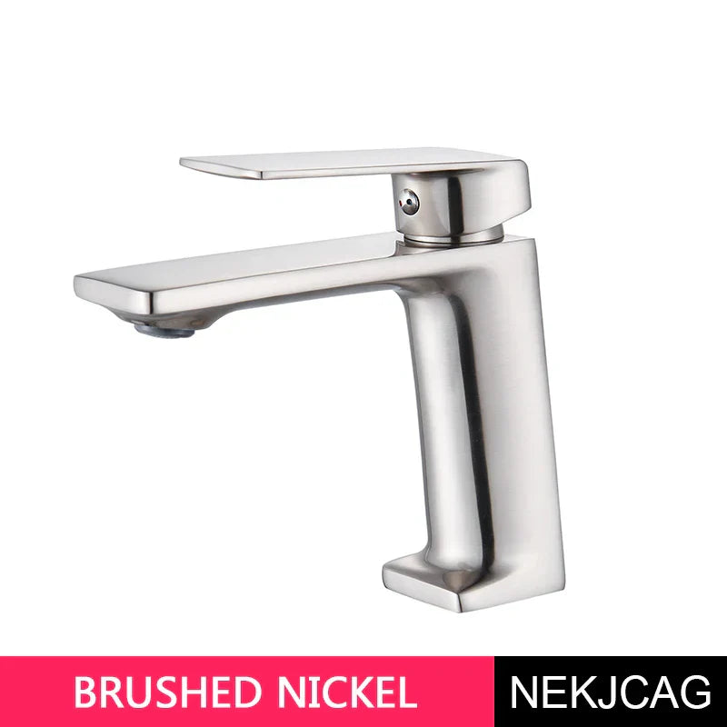 صنبور حوض الحمام الأسود الذهبي من DecorBites™: صنبور حوض حمام أنيق مثبت على السطح بمقبض ذهبي