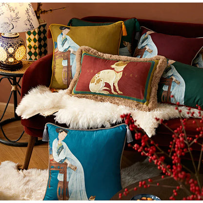 غطاء وسادة مزخرف من DecorBites™ بتصميم جرو المحكمة مع هامش من الفرو