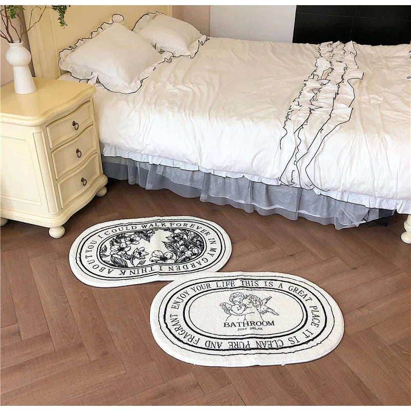 سجادة حمام مشعرة مطبوعة بنقشة ملائكية من DecorBites™ مقاس 40×60 سم