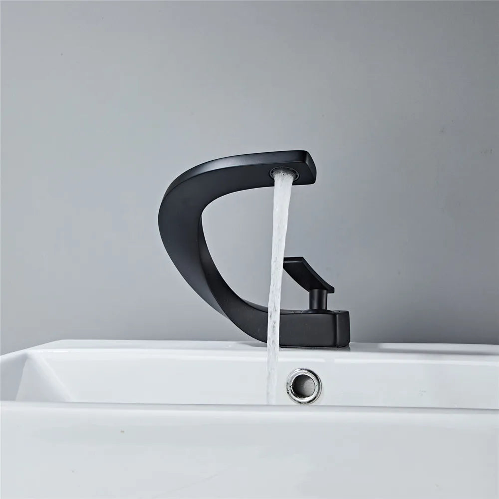 Grifo mezclador para lavabo DecorBites™ negro, acabado dorado cepillado, para baño, agua fría y caliente, cromado.
