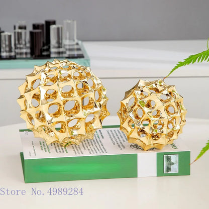 Adorno decorativo abstracto para el hogar DecorBites™: Bola hueca de metal dorado con pinchos