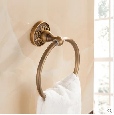 مجموعة إكسسوارات الحمام المنحوتة من البرونز العتيق من DecorBites™: رف مناشف، حامل ورق، حامل فرشاة المرحاض، خطافات