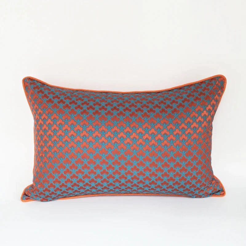 Funda de almohada lumbar DecorBites™ con jacquard geométrico azul y rojo para una decoración moderna de lujo.