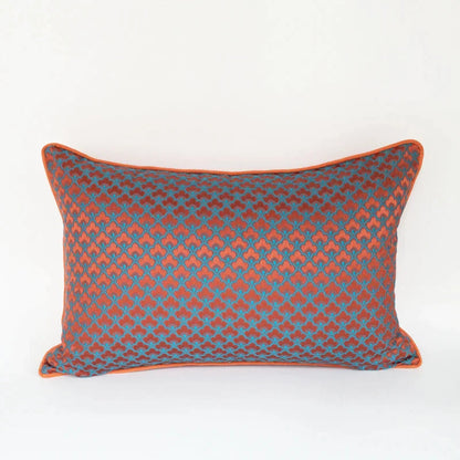 Funda de almohada lumbar DecorBites™ con jacquard geométrico azul y rojo para una decoración moderna de lujo.