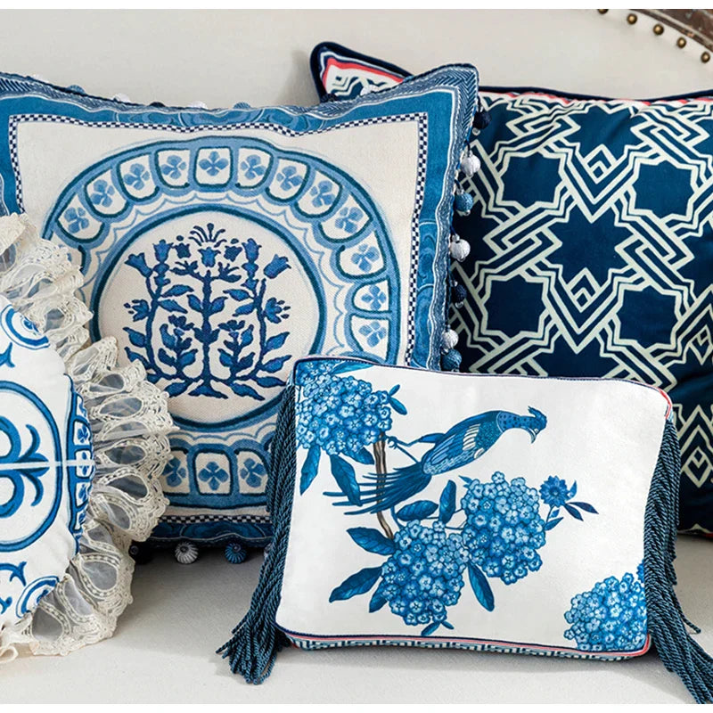Funda para cojín de lanzamiento Hydrangea Peacock Toile™ Decorbites, azul Delft vintage