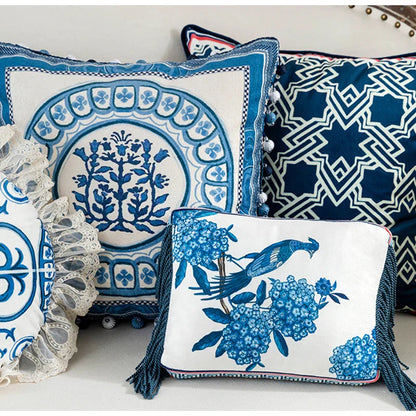 Funda para cojín de lanzamiento Hydrangea Peacock Toile™ Decorbites, azul Delft vintage