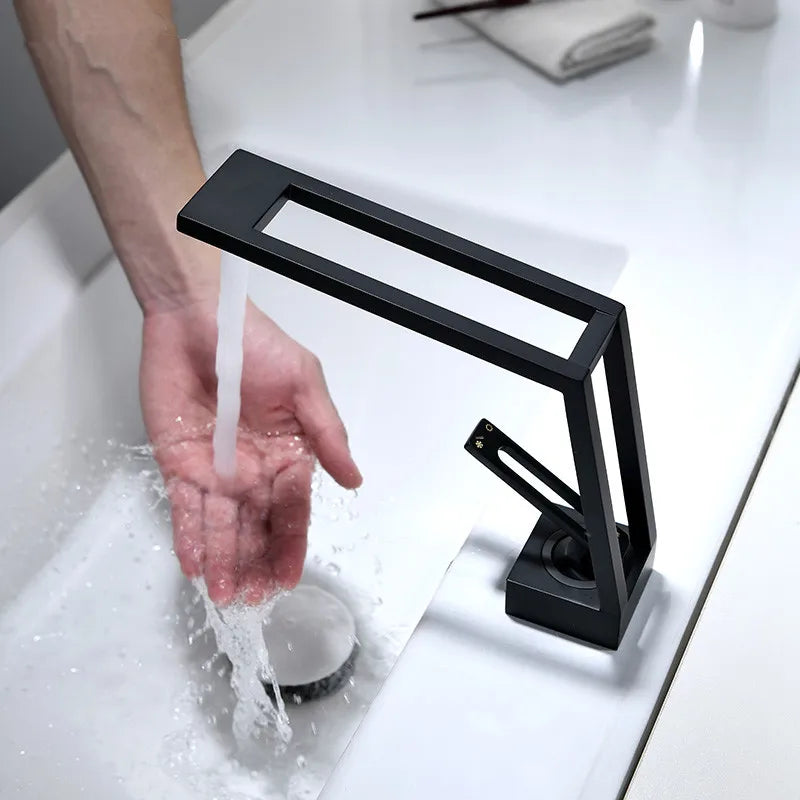 Grifo mezclador para lavabo DecorBites™ de latón negro con monomando para montaje en cubierta
