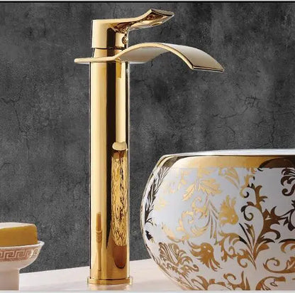 Grifo monomando para lavabo DecorBites™ Gold Waterfall, con cabezal de latón y sistema de sujeción.