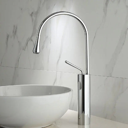 Grifo de lavabo DecorBites™ en oro cepillado/negro/blanco con monomando giratorio y manguera de desagüe.