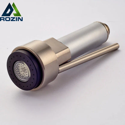 Cabezal rociador para grifo de cocina DecorBites™ con luz LED multicolor de 3 colores.