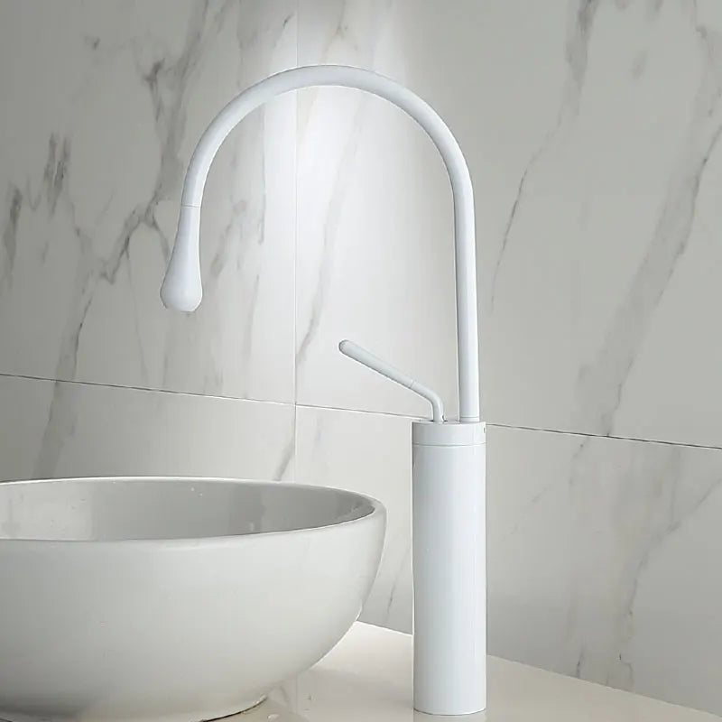 Grifo de lavabo DecorBites™ en oro cepillado/negro/blanco con monomando giratorio y manguera de desagüe.