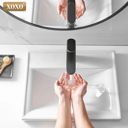 Grifo monomando para lavabo DecorBites™ de latón con acabado negro, mezclador de agua fría y caliente.