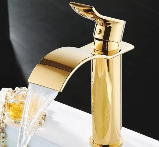 Grifo monomando para lavabo DecorBites™ Gold Waterfall, con cabezal de latón y sistema de sujeción.