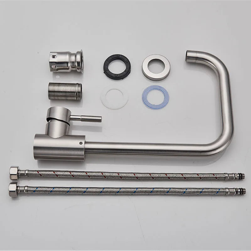 Grifo de cocina DecorBites™ de níquel cepillado con caño giratorio y monomando.