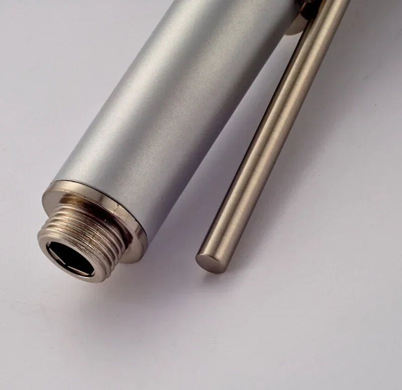 Cabezal rociador para grifo de cocina DecorBites™ con luz LED multicolor de 3 colores.