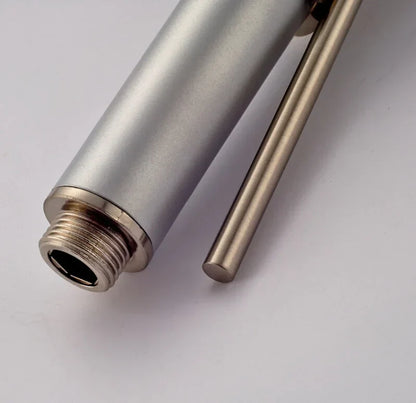 Cabezal rociador para grifo de cocina DecorBites™ con luz LED multicolor de 3 colores.