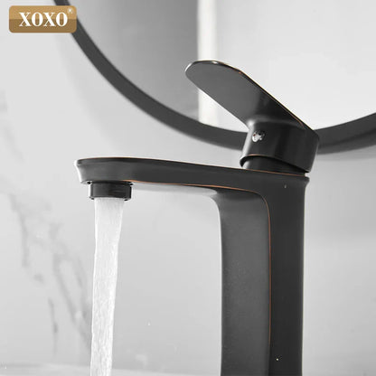 Grifo monomando para lavabo DecorBites™ de latón con acabado negro, mezclador de agua fría y caliente.