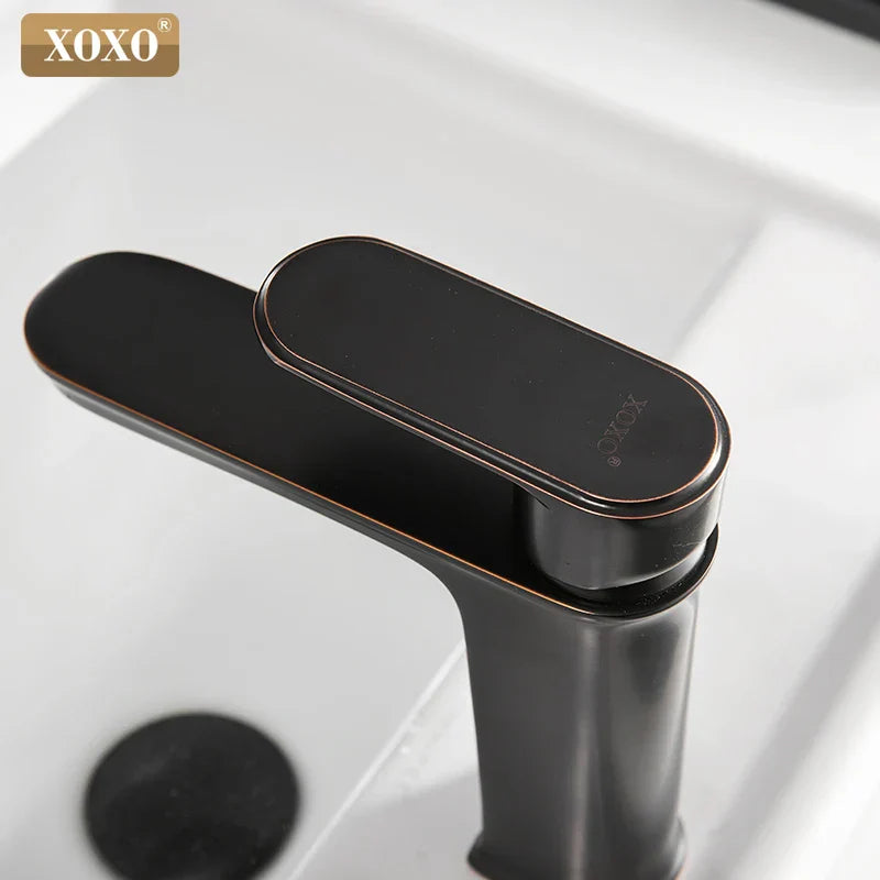 Grifo monomando para lavabo DecorBites™ de latón con acabado negro, mezclador de agua fría y caliente.