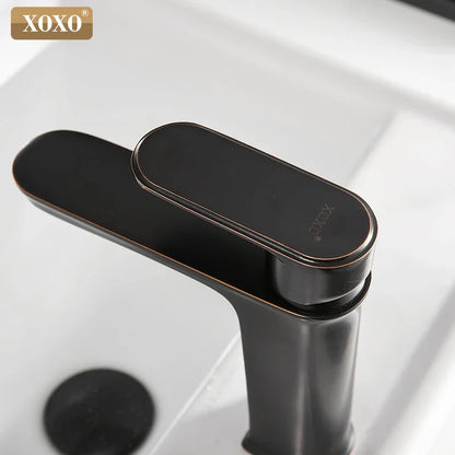 Grifo monomando para lavabo DecorBites™ de latón con acabado negro, mezclador de agua fría y caliente.