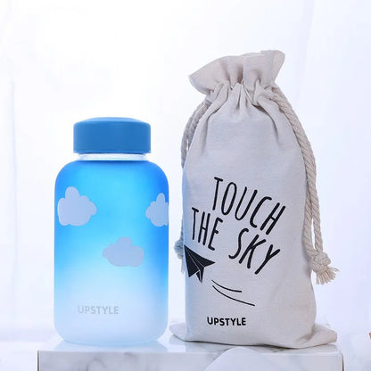 زجاجة مياه زجاجية زرقاء من ديكوربايتس™ سعة 600 مل بتصميم ختم دب قطبي لطيف